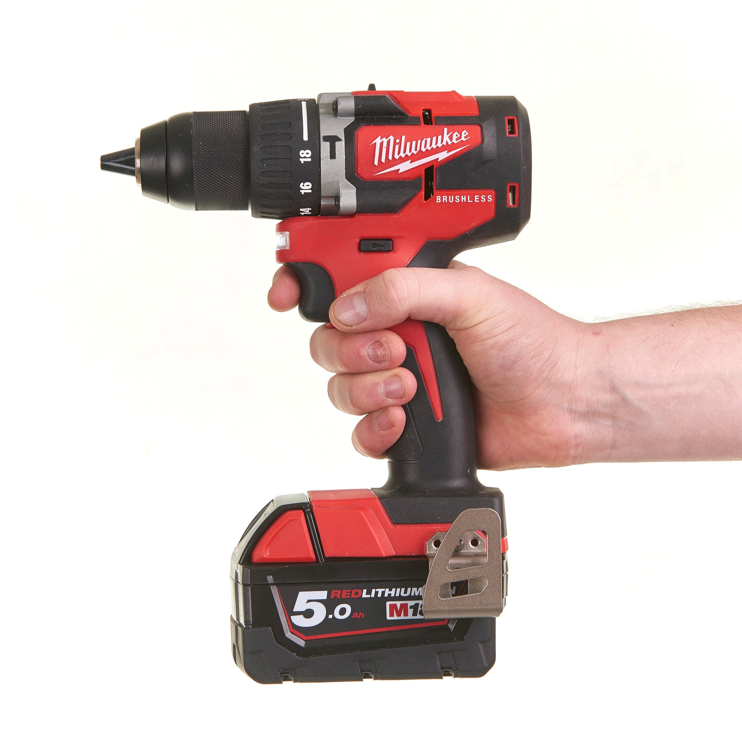 Milwaukee m18 cbldd 202c. Шуруповёрт Milwaukee m18. Аккумуляторная дрель Milwaukee m18. Шуруповерт аккумуляторный Milwaukee m18cblpd-422c. Шуруповёрт аккумуляторный Milwaukee 18.