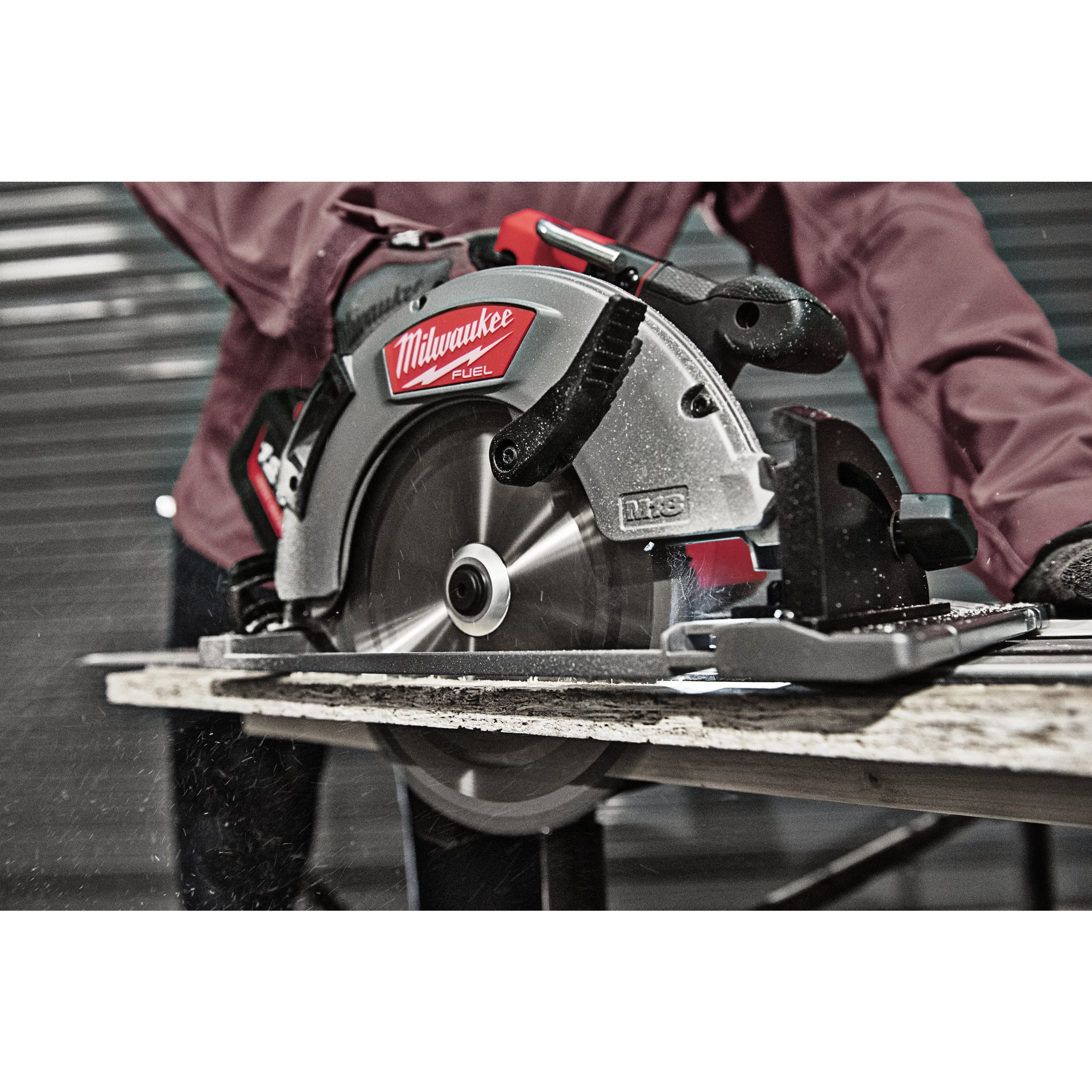 М пила. Milwaukee fuel m18 циркулярка. Аккумуляторная пила Milwaukee m18. Погружная пила Милуоки. Погружная пила Milwaukee track saw m18.